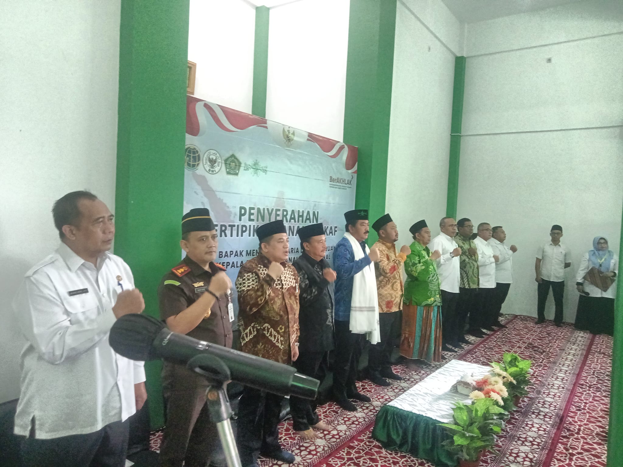 PENYERAHAN SERTIPIKAT TANAH WAKAF OLEH MENTERI PERTANAHAN