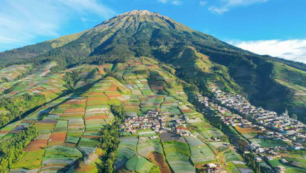 Gendol merupakan salah satu dusun di Desa Sukomakmur, Kecamatan Kajoran, Kabupaten Magelang, yang terkenal dengan keindahan alam pegunungan dan potensi wisata khas pedesaan.