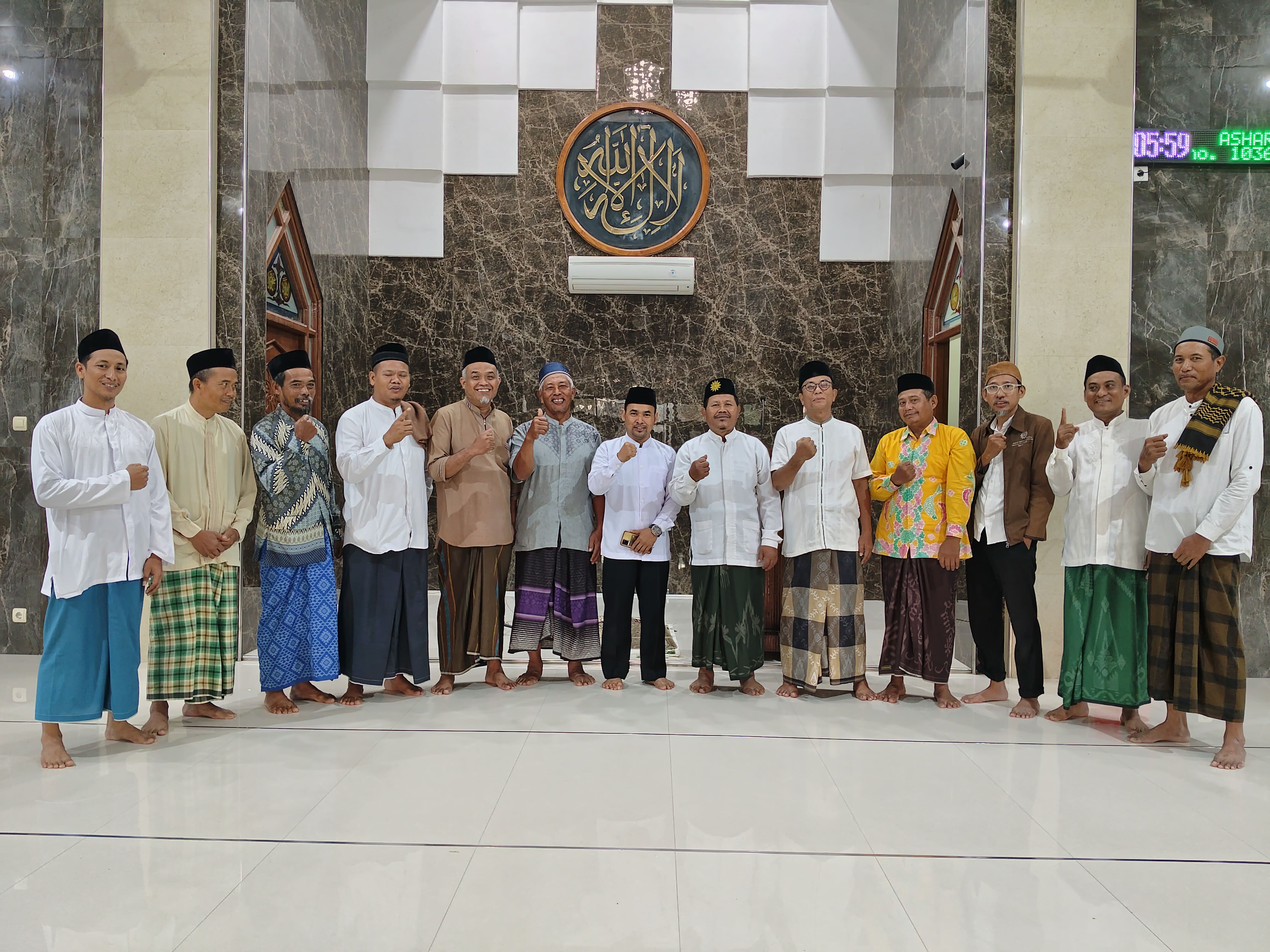 Foto Bersama Pemateri Ust. Roisudin