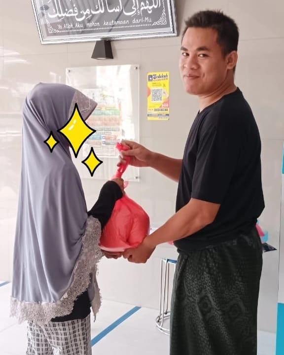 Kegiatan Ekonomi dan Sosial - Pembagian Beras